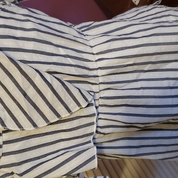 Ruffle Button down top - Picture 6 of 8